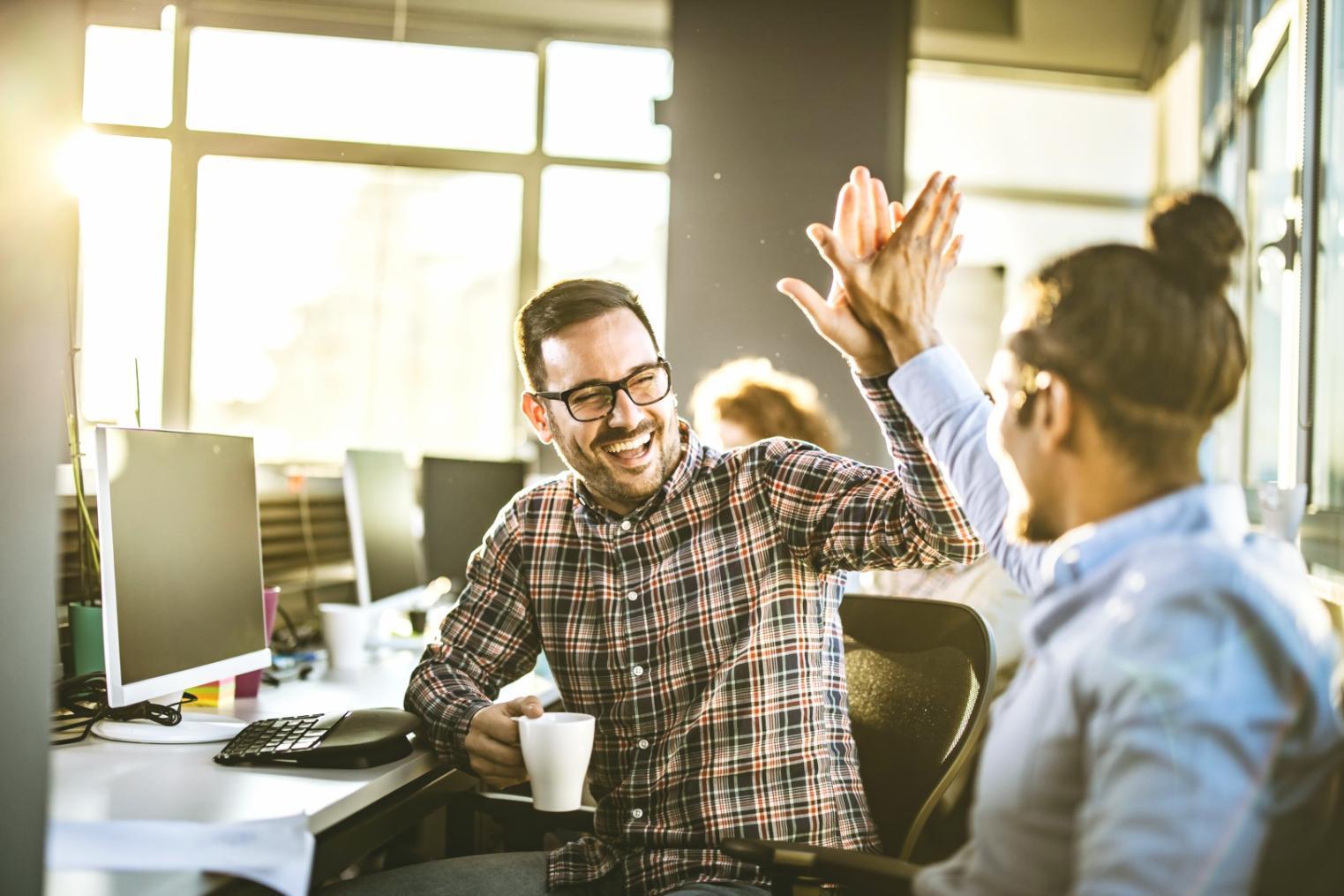 Estudiantes internacionales participando en workshop de troubleshooting de redes